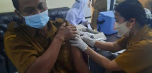 TINGKATKAN KEKEBALAN PEGAWAI DINAS PETERNAKAN DAN KESEHATAN HEWAN MENDAPATKAN VAKSINASI COVID DOSIS LANJUTAN ” BOOSTER “