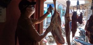 JELANG IDUL FITRI DISNAKESWAN INTENSIFKAN PENGAWASAN PEREDARAN PRODUK HEWAN DI PASAR TRADISIONAL DAN RETAIL DI WILAYAH KABUPATEN LEBAK