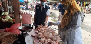PASTIKAN KEAMANAN DAGING DISNAKESWAN LAKUKAN PENGAWASAN PEREDARAN PRODUK HEWAN DI PASAR