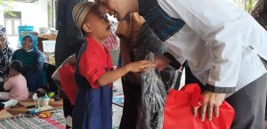 JELANG TAHUN AJARAN BARU DWP UNIT DISNAKESWAN DHARMA WANITA PERSATUAN BERIKAN SANTUNAN PERLENGKAPAN SEKOLAH KEPADA PUTRA/I PEGAWAI HARIAN LEPAS ( PERAWAT TERNAK UPTD PERBIBITAN )