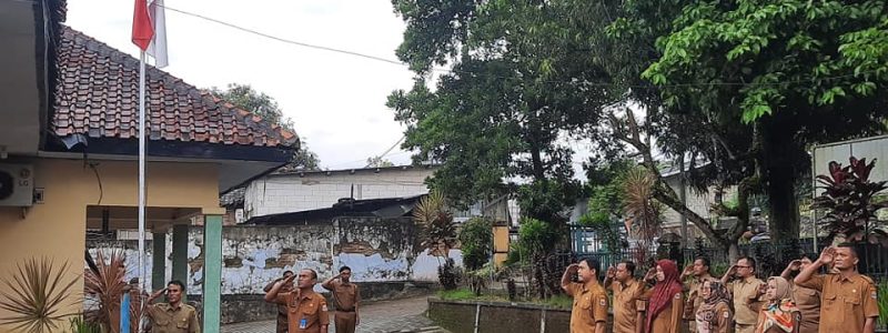 UPACARA BENDERA SELURUH PEGAWAI DI LINGKUNGAN DINAS PETERNAKAN DAN KESEHATAN HEWAN