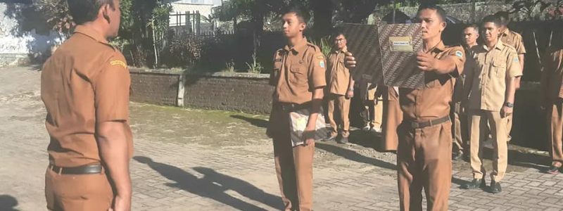 PAGI YANG CERAH SELURUH PEGAWAI LAKSANAKAN UPACARA BENDERA