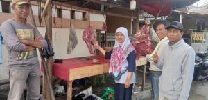 JELANG RAMADHAN DISNAKESWAN LEBAK LAKUKAN PENGAWASAN PEREDARAN PRODUK HEWAN DI JALAN SUNAN KALIJAGA RANGKASBITUNG DAN PASAR CIKOTOK