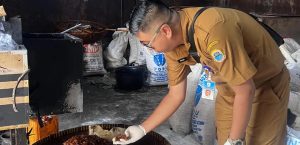 PEMBINAAN HIGIENE SANITASI PADA PELAKU USAHA UNIT PENGOLAHAN KERUPUK KULIT DI DESA PABUARAN KECAMATAN RANGKASBITUNG