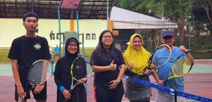 TIBA – TIBA TENIS KEPALA DINAS IKUTI TURNAMEN TENIS ANTAR KEPALA OPD DALAM RANGKA MENYAMBUT HARI KESEHATAN NASIONAL ( HKN ) KE 59