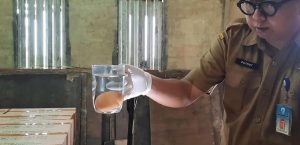 PEMERIKSAAN TELUR AYAM RAS BANTUAN PENANGANAN STUNTING DI FARM LAYER DESA SUKARAME KECAMATAN SAJIRA