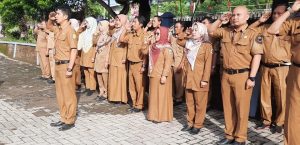 UPACARA BENDERA DI LINGKUNGAN DINAS PETERNAKAN & KESEHATAN HEWAN