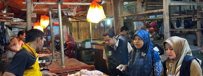 JELANG IDUL FITRI DISNAKESWAN INTENSIFKAN PENGAWASAN PEREDARAAN PRODUK HEWAN DI PASAR RANGKASBITUNG DAN GUNUNG KENCANA